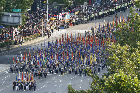 건군 제65주년 국군의 날을 맞아 2012년 10월 1일 오후 서울 도심에서 열린 대규모 시가행진에서 군악대와 기수대가 행진하고 있다.병력 1만1000여명, 지상장비 190여대, 항공기 120여대가 참여했다. 연합뉴스