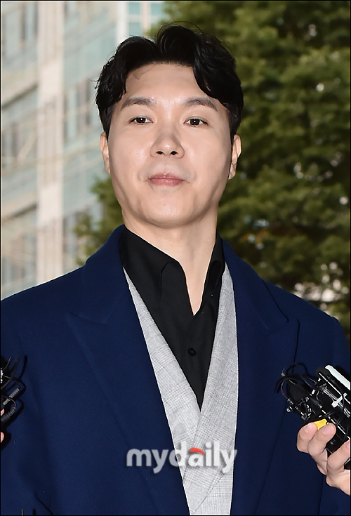 The legal battle between broadcaster Park Soo-hong, 52, and the Brother Couple continues.On the 9th, the 11th Division of the Criminal Settlement of the Western District Court of Seoul (Deputy Judge Moon Byeong-chan) will conduct the 7th Trial on the Brother Couple of Park Soo-hong, who was indicted for violating the Seizure Law on Severe Economic Crime.On the day of the trial, Park Soo-hongs youngest brother and his wife will attend Innocent Witness.Attention is drawn to what position the youngest brother, who has been sparing words during the trial, will reveal in the family dispute.Park Soo-hong previously filed a complaint against Brother Couple in April last year, saying it had suffered financial damage.According to the prosecution, Brother Park handed over four passbooks of resident registration cards, seal stamps, official certificates, and Park Soo-hong, and arbitrarily used 2.895 billion won over 381 times from 2011 to 2019.In addition, a total of 6.17 billion won, including 1.17 billion won for the purpose of purchasing real estate, 90 million won for unauthorized use of other funds, 90 million won for credit card use by the agency, and 2.9 billion won for Park Soo-hongs personal account, Park Soo-hong.In addition, Park Soo-hong is accused of using the attorneys fee to withdraw 15 million won and 22 million won from Park Soo-hongs deposit account in April and October last year when he was sued by Park Soo-hong.Brother Park, who had been in custody since then, was released due to expiration.