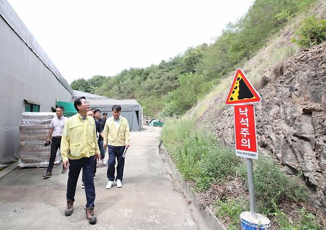 정명근 화성시장이 급경사지를 점검하고있다.[화성시 제공]