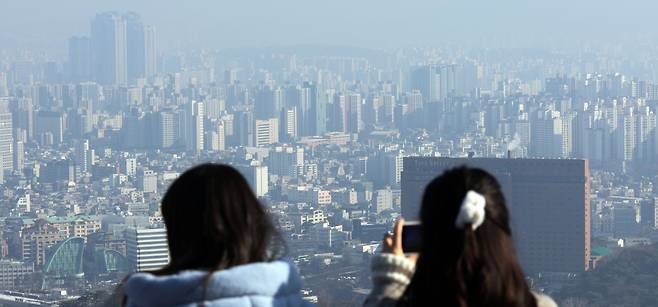 서울 남산에서 바라본 아파트 단지. [연합]