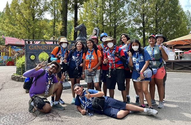 현대엔지니어링 블루몬테 연수원에 입소한 엘살바도르 스카우트 대원들이 기념 촬영을 하고 있다. [현대차그룹 제공]