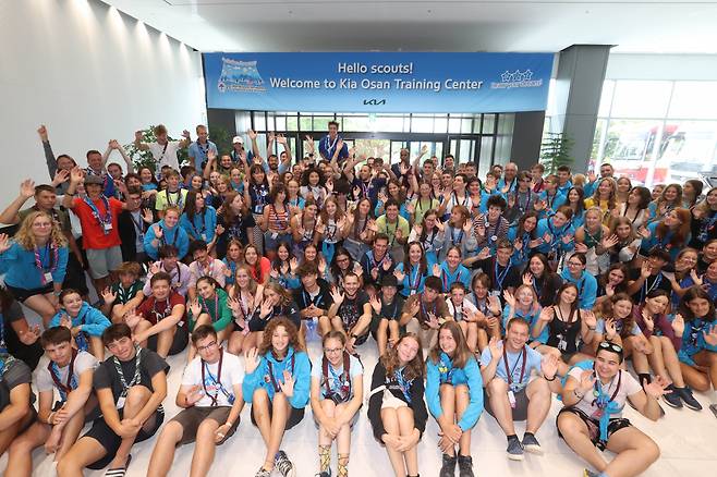 기아 오산교육센터에 입소한 슬로베니아, 필리핀 스카우트 대원들이 9일 교육센터 로비에서 단체 기념 촬영을 하는 모습. [현대차그룹 제공]