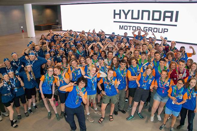 현대차그룹 인재개발원 마북캠퍼스에 입소한 핀란드, 네덜란드 스카우트 대원들이 비전홀에서 9일 단체 기념사진을 촬영을 하는 모습. [현대차그룹 제공]
