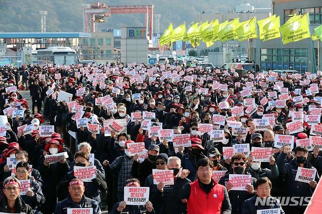 [부산=뉴시스] 하경민 기자 = 2022년 '운송거부' 사태 당시 공정거래위원회의 현장조사를 방해한 혐의를 받는 전국민주노동조합총연맹 공공운수노조 화물연대본부가 9일 재판에 넘겨졌다. 사진은 화물연대본부 총파업 13일차인 지난해 12월6일 결의대회 모습. 2022.12.06. yulnetphoto@newsis.com