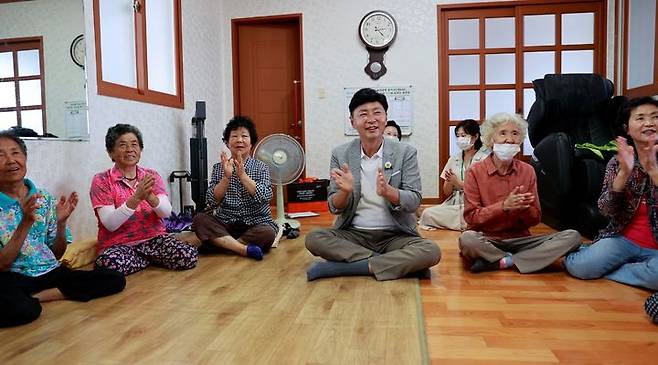 [보성=뉴시스] 김철우 보성군수가 지난 7일 회천면 경로당을 방문해 냉방 기기 가동 여부와 청결 상태, 어르신 안부 등을 살피고 있다. (사진 = 광주시 제공) *재판매 및 DB 금지