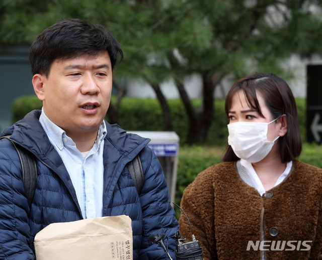 [서울=뉴시스] '서울시 공무원 간첩 조작 사건'과 관련된 조사 과정에서 가혹행위와 폭행을 일삼아 허위 진술을 받아낸 혐의 등으로 재판에 넘겨진 국가정보원(국정원) 직원들이 1심에서 무죄를 선고 받았다. 사진은 '간첩 조작 사건' 피해자 유우성, 유가려 씨가 지난 2021년 3월19일 오후 서울 서초구 서울중앙지방법원에서 열리는 국정원 고문 수사관 1심 속행 공판에 앞서 기자회견을 하고 있는 모습. (사진=뉴시스DB) 2021.03.19. photo@newsis.com