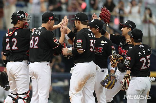 [서울=뉴시스] 황준선 기자 =  11일 오후 서울 구로구 고척스카이돔에서 열린 2023 KBO 리그 KT 위즈와 키움 히어로즈의 경기, 4대2로 승리한 KT선수들이 자축하고 있다. 2023.07.11. hwang@newsis.com