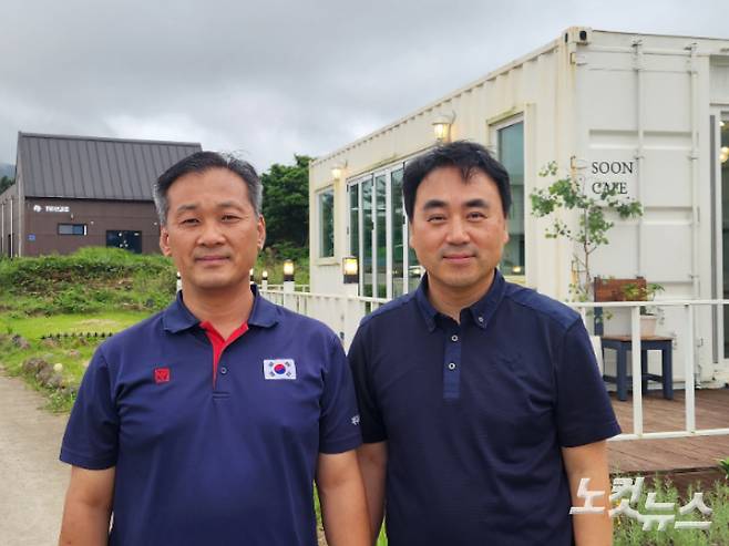 왼쪽부터 이용해 목사, 이기원 목사