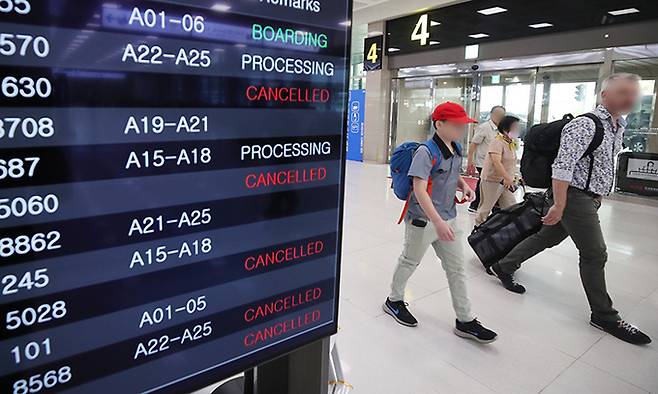 제6호 태풍 카눈이 북상 중인 9일 제주국제공항 국제선 출발장 출발 안내 현황판에 결항편 안내가 나오고 있다. 뉴스1