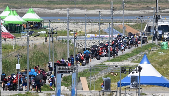 8일 오전 전북 부안군 새만금 세계스카우트 잼버리 야영지에서 각국 스카우트 대원들이 버스에 탑승하기 위해 이동하고 있다. 2023.8.8. 도준석 기자