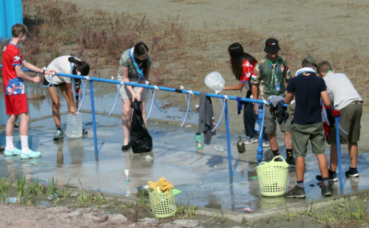 2023 새만금 세계스카우트잼버리 참가자들이 전북 부안군 잼벼리 야영장 수돗가에서 물을 받고 있다. 연합뉴스