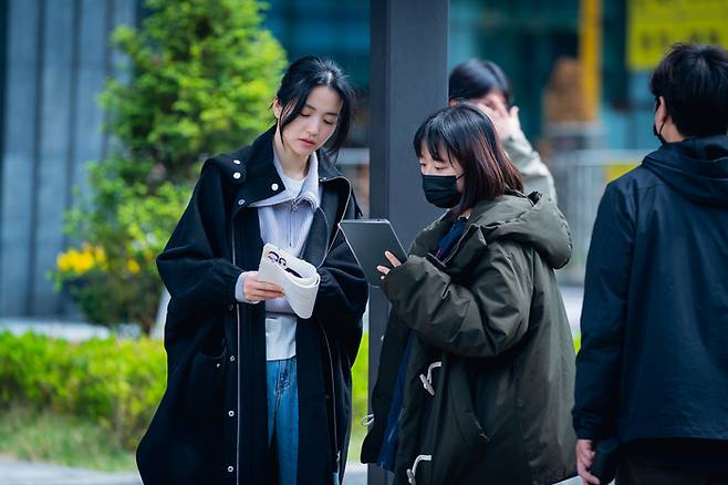 SBS 드라마 ‘악귀’를 연출한 이정림 감독(오른쪽)의 현장 모습. 사진 SBS
