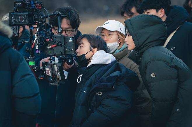 SBS 드라마 ‘악귀’를 연출한 이정림 감독(오른쪽)의 현장 모습. 사진 SBS
