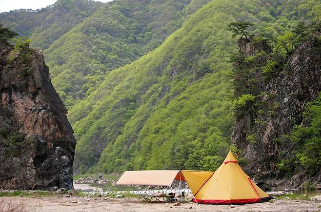 전북 진안의 한 노지 캠핑에서도 타프는 필수였다. [사진/성연재 기자]