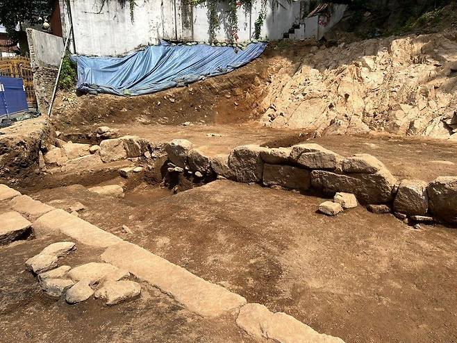 고려시대 추정 유적 모습      (서울=연합뉴스) 김예나 기자 = 서울 종로구 구기동의 한 건물 신축 부지에서 고려시대 조성된 것으로 추정되는 건물 기단, 석축 등이 드러나 있다. 지난 4일 조사 현장 모습. 2023.8.9
    yes@yna.co.kr