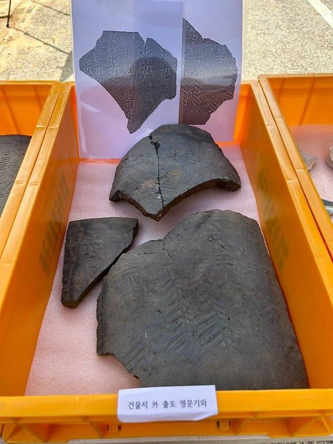 (서울=연합뉴스) 김예나 기자 = 서울 종로구 구기동의 한 건물 신축 부지에서 출토된 유물. 기와에 새긴 글자는 '장의사'(莊義寺)인 것으로 추정된다. 사진은 지난 4일 발굴 조사 현장에서 촬영한 것. 2023.8.9
    yes@yna.co.kr