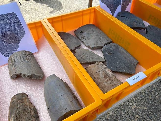 종로 구기동서 출토된 유물      (서울=연합뉴스) 김예나 기자 = 서울 종로구 구기동의 한 건물 신축 부지에서 출토된 유물들. 발굴 조사 결과 난방시설을 갖춘 건물터, 기와 조각 등이 확인됐다. 2023.8.9
    yes@yna.co.kr