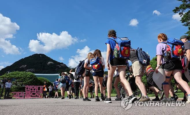 청와대 방문한 영국 스카우트 대원들 (서울=연합뉴스) 신현우 기자 = 새만금 세계스카우트잼버리에 참가했던 영국 스카우트 대원들이 8일 오후 서울 종로구 청와대 본관으로 향하고 있다. 2023.8.8 nowwego@yna.co.kr