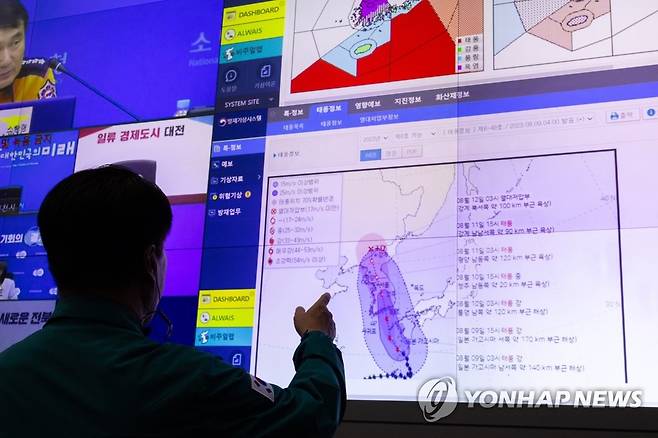 6호 태풍 카눈 북상, 중대본 3단계 가동 (서울=연합뉴스) 황광모 기자 = 6호 태풍 카눈이 한반도를 향해 북상하고 있는 9일 오전 서울 종로구 정부서울청사 내 상황실에서 중앙재난안전대책본부 관계자가 태풍의 경로를 확인하고 있다. 2023.8.9 hkmpooh@yna.co.kr