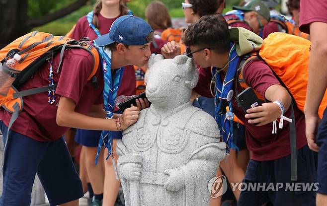 국립민속박물관 관람하는 이탈리아 잼버리 대원들 (서울=연합뉴스) 새만금 세계스카우트잼버리 대회에 참가한 이탈리아 스카우트 대원들이 9일 서울 종로구 국립민속박물관을 방문해 관람하고 있다. 2023.8.9 [문화체육관광부 제공. 재판매 및 DB 금지] photo@yna.co.kr