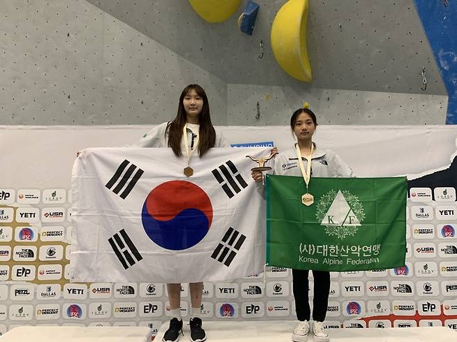 2022 IFSC 세계청소년선수권 금메달 김채영과 3위에 오른 오가영 (서울=연합뉴스) 2022 국제스포츠클라이밍연맹(IFSC) 세계청소년선수권대회 여자 리드 유스B 부문에서 금메달을 딴 김채영(금파중, 오른쪽) 여자 리드 유스A 부문에서 3위에 오른 오가영(문학정보고). 2022.9.2 [대한산악연맹 제공. 재판매 및 DB 금지] photo@yna.co.kr