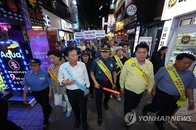 신림역 인근 특별 범죄예방 합동 캠페인 연 민·관·경 (서울=연합뉴스) 임화영 기자 = 신림동 흉기난동 사건 이후 전국에서 쏟아지고 있는 살인예고 글을 규탄하기 위해 8일 오후 서울 관악구 신림동 일대에서 관악경찰서, 구청장, 지역상인회, 자율방범대 등 유관기관들이 특별 범죄예방 합동 캠페인을 진행하고 있다. 2023.8.8 hwayoung7@yna.co.kr