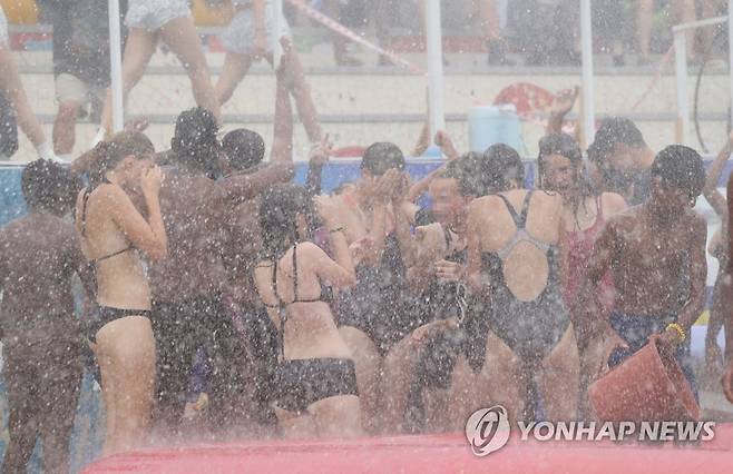 머드축제장 방문한 잼버리 대원 (보령=연합뉴스) 김준범 기자 = 2023 새만금 세계 스카우트 잼버리에서 조기 퇴영한 대원들이 9일 오후 충남 보령 대천해수욕장 머드축제장을 찾아 이색 축제를 즐기고 있다. 2023.8.9 psykims@yna.co.kr