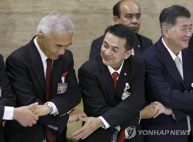 군소정당 영입 발표하는 프아타이당 [EPA 연합뉴스 자료사진. 재판매 및 DB 금지]