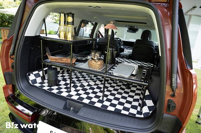 캠핑을 위해 '디 올 뉴 싼타페' 실내 공간을 활용한 모습./사진=이명근 기자 qwe123@