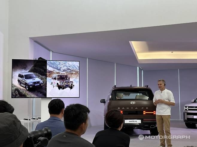 현대차 스타일링담당 사이먼 로스비 상무가 싼타페를 소개하며 갤로퍼와 테라칸의 사례를 소개하고 있다.