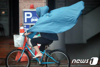 울산 남구청 앞 도로에서 한 시민이 우비를 입고 자전거를 타고 있다. 사진은 기사와 무관. ⓒ News1 이윤기 기자