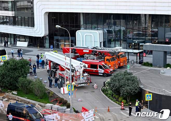 지난 1일(현지시간) 드론의 공격을 받은 러시아 모스크바의 국제 비즈니스 센터 건물 주면에 소방대원이 출동을 하고 있다. 2023.8.2 <자료사진>ⓒ AFP=뉴스1 ⓒ News1 우동명 기자