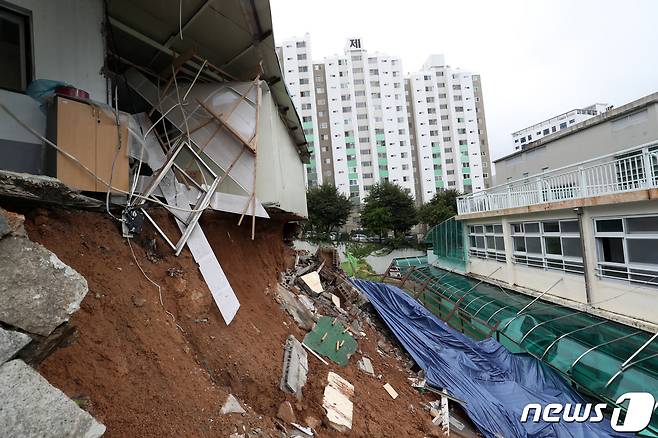 제6호 태풍 '카눈'이 지나간 10일 오후 부산 금정구 금정중학교 인근 공장의 옹벽이 태풍의 영향으로 무너지며 유출된 토사가 학교로 쏟아져 교실 등이 파손돼 있다. 이 학교는 지난달 개학했으나, 태풍 북상에 따라 이날 원격 수업을 진행해 학생 등의 인명 피해는 없었다. 2023.8.10/뉴스1 ⓒ News1 윤일지 기자