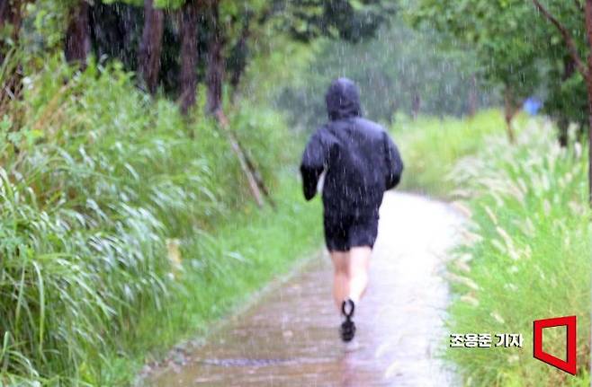 서울전역에 태풍주의보가 발령된 10일 오후 서울 한강 양화지구에서 한 시민이 비를 맞으며 달리기를 하고 있다. 사진=조용준 기자 jun21@