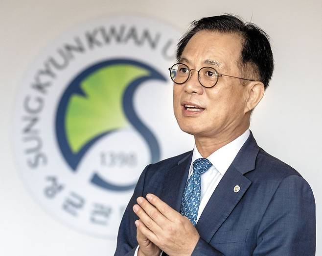 유지범 성균관대 총장은 8일 서울 종로구 성균관대 총장실에서 본지와 한 인터뷰에서 “교육부가 지난 30년간 입시 제도를 개편해 공교육을 정상화하겠다고 했지만 이제 한계에 온 것 같다”며 “사회적 신뢰를 잃고 지금은 ‘반쪽’이 된 학생부 중심의 수시 전형을 정상화해야 학교 교실도 산다”고 말했다. /김지호 기자