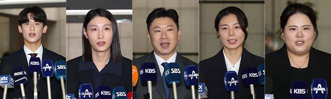 [서울=뉴시스] 권창회 기자 = 국제올림픽위원회(IOC) 선수위원 한국 후보에 도전장을 낸 선수들이 10일 오후 서울 송파구 서울올림픽파크텔에서 열린 IOC 선수위원 평가위원회 비공개 면접에 참석 전 취재진 질문에 답하고 있다. 사진 왼쪽부터 이대훈, 김연경, 진종오, 김소영, 박인비. 2023.08.10. kch0523@newsis.com