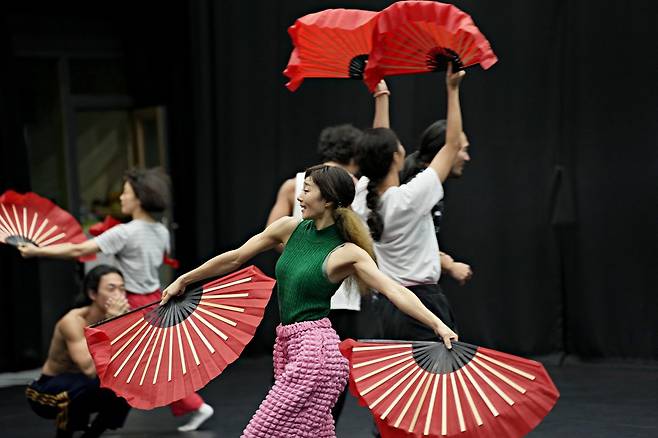 8일 서울 서초구 예술의전당의 국립현대무용단 연습실에서 무용수들이 ‘여자야 여자야’를 연습하고 있다.  어린 나이에 시집 가는 대신 학교에 가고, 노동을 하고,  ‘딴스홀’에 가는 신여성들이 등장한다. 국립현대무용단 제공.