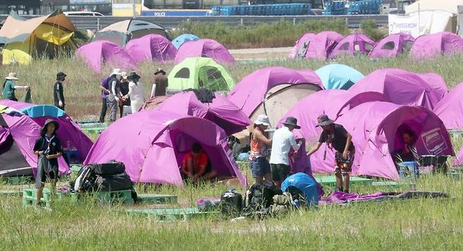 2023 새만금 세계스카우트 잼버리 대원들이 8일 전북 부안군 잼버리 야영장에서 텐트를 철거하고 있다. 연합뉴스