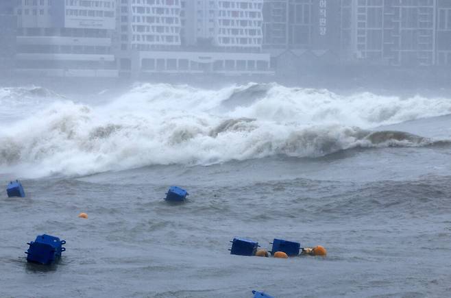10일 오전 부산 수영구 광안리해수욕장에 높은 파도가 치고 있다. 김혜윤 기자