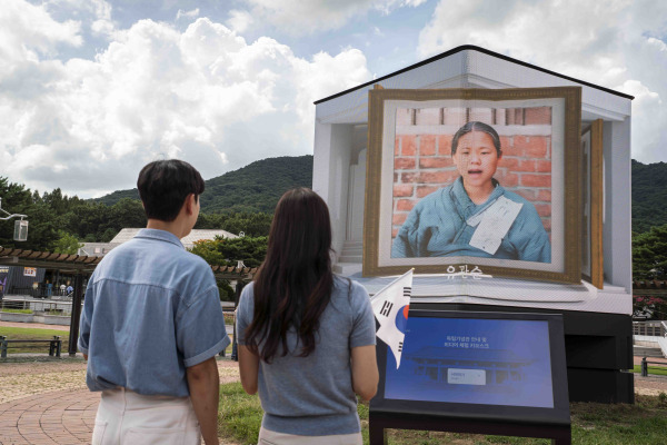 유관순 열사를 동영상으로 재현한 콘텐츠를 볼 수 있는 미디어 파사드. SK텔레콤 제