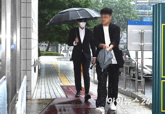 '무거운 발걸음' 병역 비리 혐의로 재판에 넘겨진 래퍼 라비(본명 김원식)가 10일 오후 서울남부지방법원에서 열린 병역법 위반 등 혐의 1심 선고 기일에 출석하고 있다. [사진=정소희 기자]