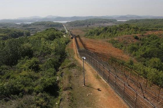 서부전선 최전방 철책선. 평온한 풍경 속엔 수많은 장비와 무기가 숨겨져 있다. 지금도 경계를 서는 장병들이 있다. [사진 박영준]
