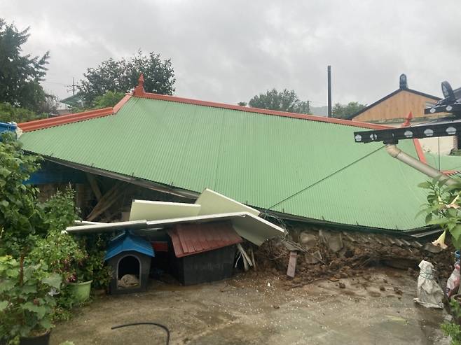 ▲제6호 태풍 '카눈'의 영향으로 붕괴된 전남 곡성의 한 주택 사진 : 담양 소방서