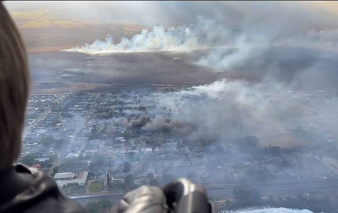 9일(현지시간) 헬기에서 촬영한 하와이주 마와이섬이 산불로 인한 연기에 휩싸여 있다. AFP연합뉴스