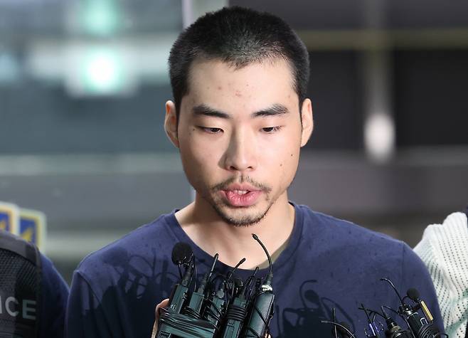 Bundang stabbing suspect Choi Won-jong leaves a police detention center en route to the prosecution in Seongnam, Gyeonggi Province, Thursday. (Yonhap)