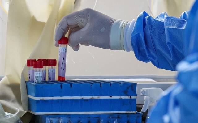 지난 7일 오전 서울 용산구보건소에 마련된 선별진료소에서 의료진이 검체통을 정리하고 있다. 연합뉴스