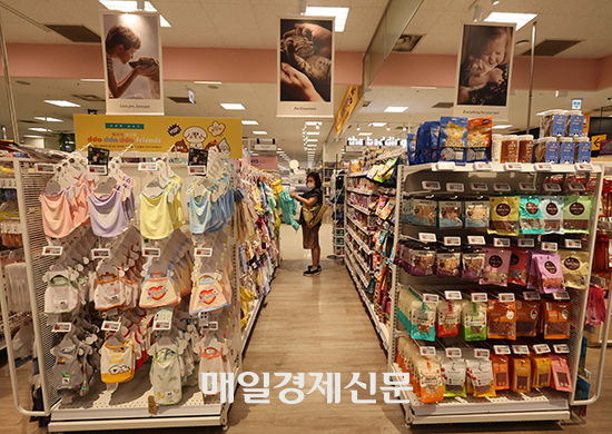 Pet supplies are on display at a mart in Seoul. [Photo by Han Joo-hyung]