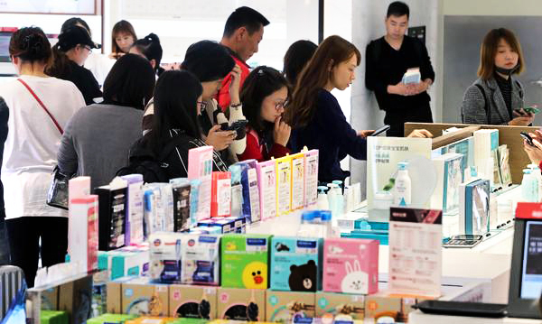 서울의 한 면세점에 방문한 중국인 관광객들이 한국 화장품 제품들을 둘러보고 있다.(매경DB)