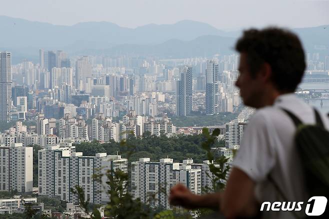 (서울=뉴스1) 박정호 기자 =30일 서울시 용산구 남산N타워를 찾은 관광객이 도심 아파트단지를 바라보고 있다.  2023.7.30/뉴스1  Copyright (C) 뉴스1. All rights reserved. 무단 전재 및 재배포 금지.