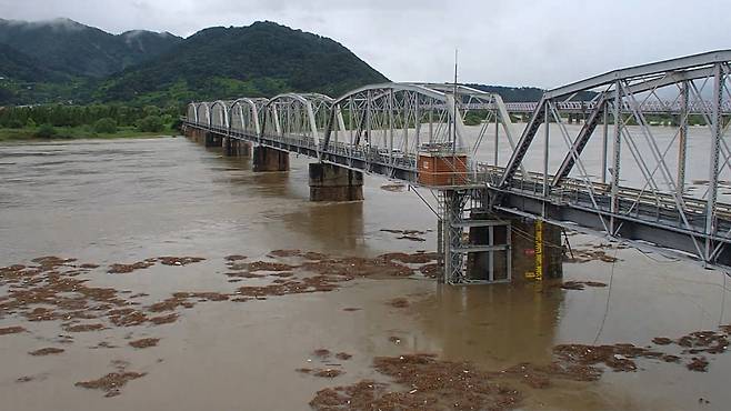 10일 오후 2시30분쯤 밀양 삼란진교 모습. /사진=낙동강홍수통제소 홈페이지 캡쳐